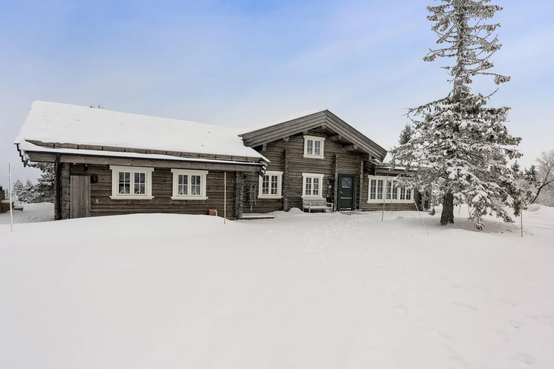 Snötäckt timmerstuga i Trysil