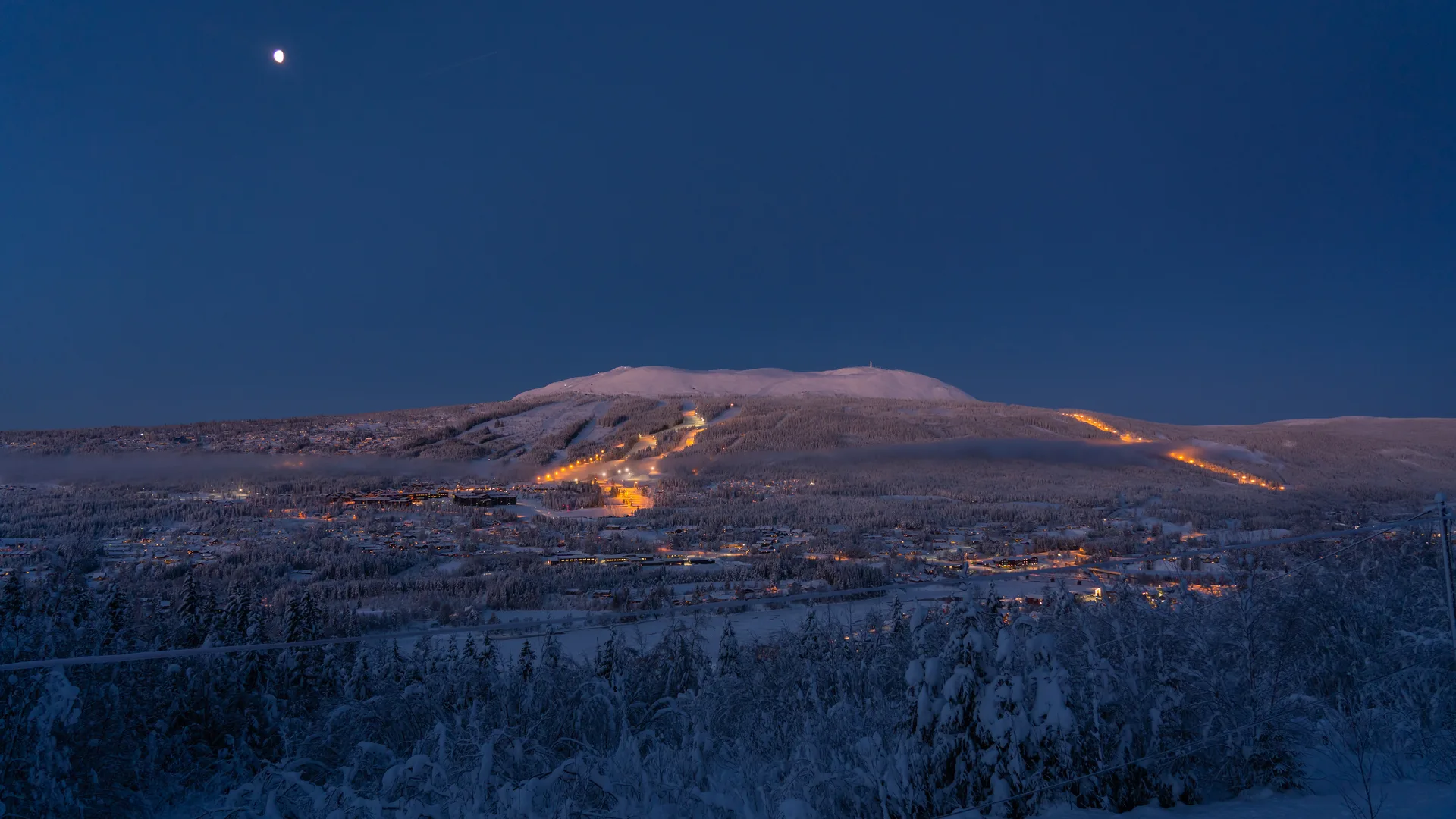 Trysil om natten med opplyste bakker